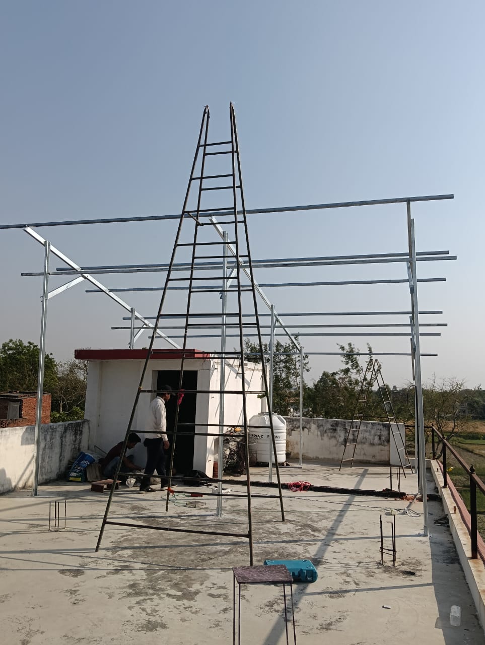 👷 Structure ka kaam — hum khud lagate hain